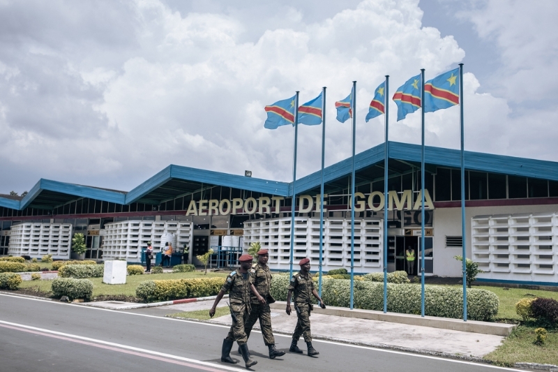 Des soldats congolais sur le tarmac de l'aéroport de Goma, novembre 2022.