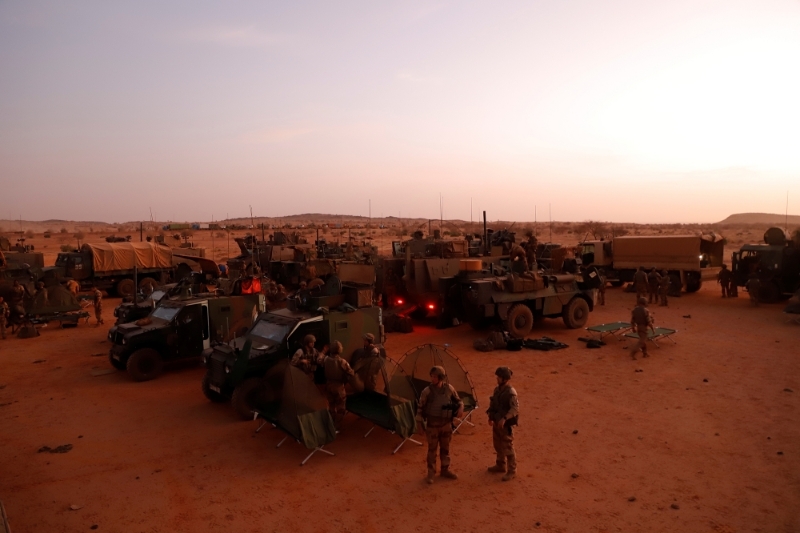 Derniers soldats français de l'opération Barkhane lors de leur retrait de Gossi, au Mali, le 18 avril 2022.