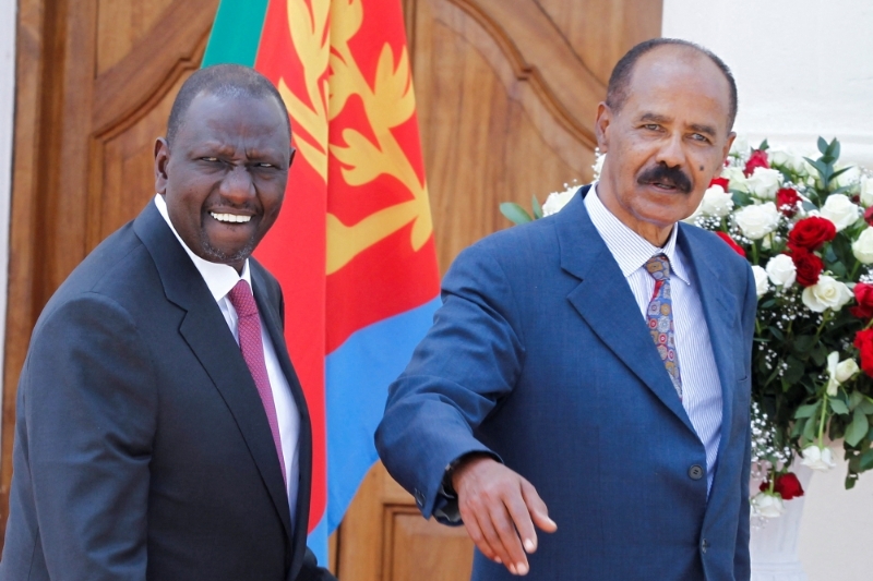 Le président kényan, William Ruto, aux côtés de son homologue érythréen, Isaias Afwerki, le 9 février 2023.