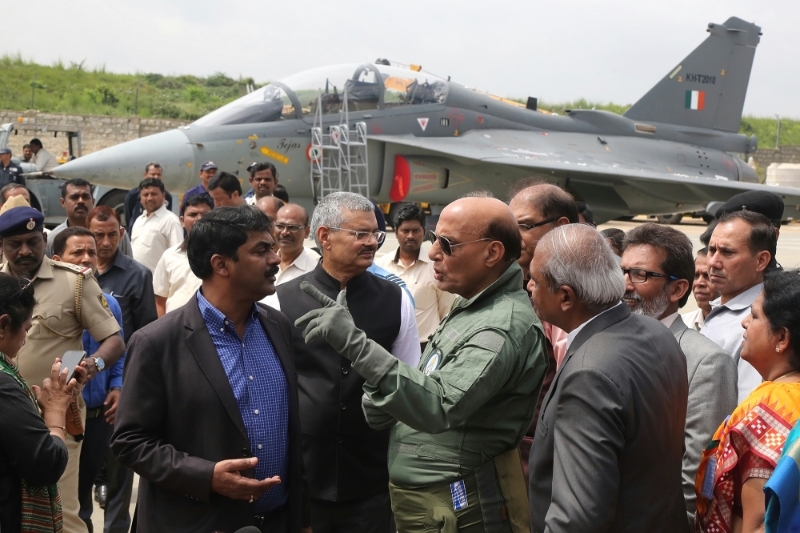 Le ministre indien de la défense, Rajnath Singh, s'adresse aux médias après avoir volé à bord d'un avion de combat Tejas, en septembre 2019.