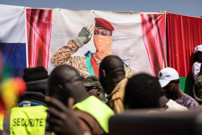 Une bannière représentant Ibrahim Traoré déployée lors d'une manifestation demandant le départ de l'ambassadeur français du pays, à Ouagadougou, le 20 janvier 2023.