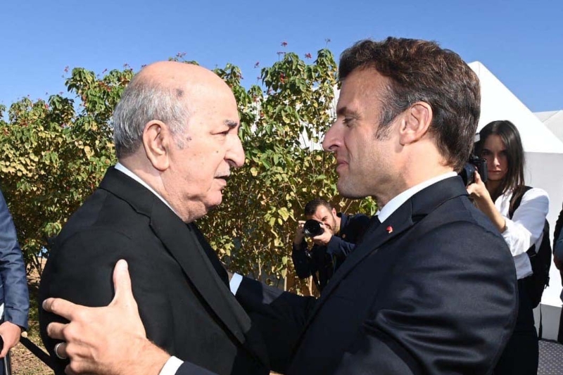 Le président algérien Abdelmadjid Tebboune et le président français Emmanuel Macron lors de la conférence des Nations unies sur le changement climatique 2022 à Charm el-Cheikh.