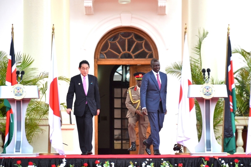 Le premier ministre japonais, Fumio Kishida, reçu par le président kenyan, William Ruto, à Nairobi en mai 2023.
