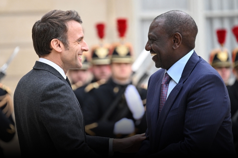 Le président français Emmanuel Macron et son homologue kenyan William Ruto au palais présidentiel de l'Élysée à Paris, le 24 janvier 2023.