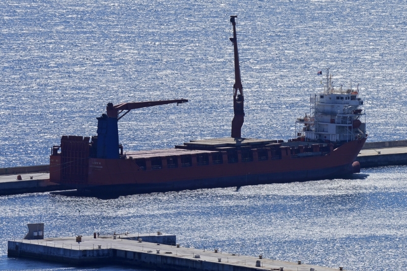 Le navire russe Lady R, amarré à la bse navale de Simon's Town, au Cap, le 8 décembre 2022.