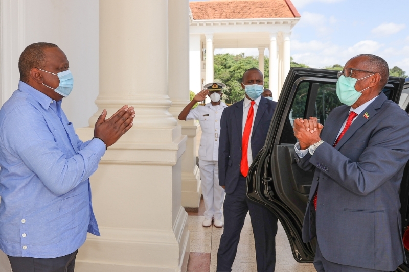 Le président du Kenya Uhuru Kenyatta et le président de la république sécessionniste du Somaliland, Musa Bihi Abdi, le 14 décembre 2020 à Nairobi.