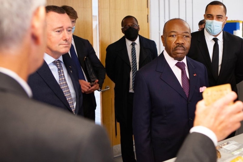 Le ministre de l'environnement gabonais Lee White (à gauche), en compagnie du président Ali Bongo, le 28 septembre 2021.