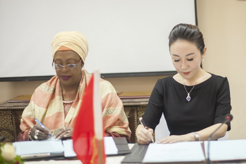 Amina Salum Ali, ministre de l'industrie de Zanzibar, et Lisa Wang, présidente du LingHang Group.