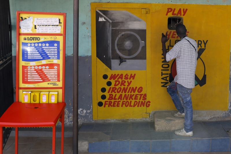 Guichet de loterie décoré d'une publicité peinte dans le township d'Alexandra, à Johannesburg.