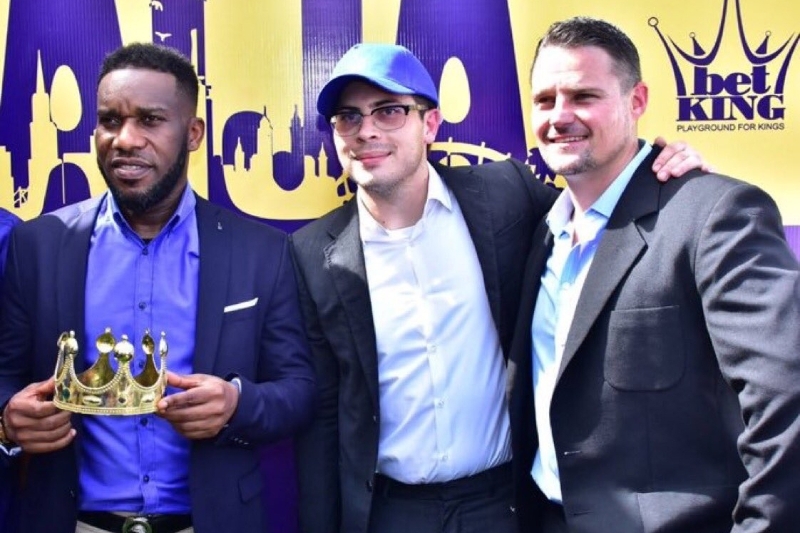 De gauche à droite, le joueur de football nigérian Jay-Jay Okocha avec le patron de BetKing Byron Petzer et le directeur du développement Neil Bothma.