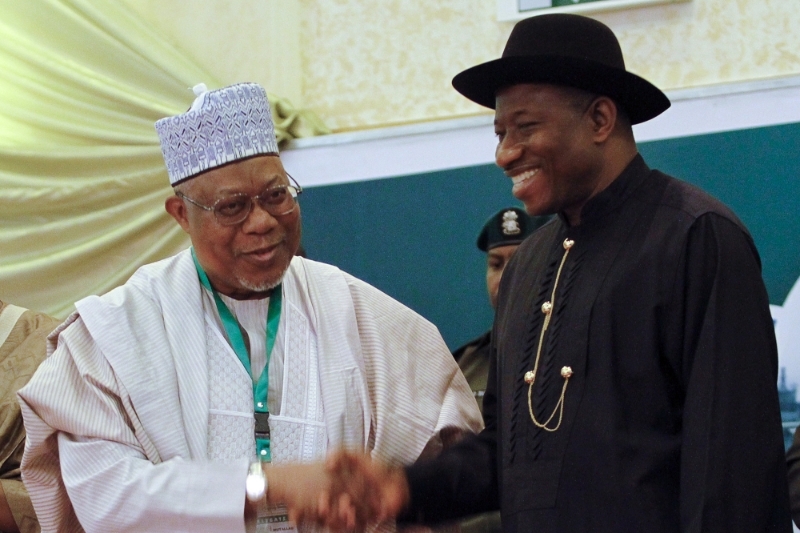 Umaru Mutallab (à gauche) en 2013 avec Goodluck Jonathan, alors président du Nigeria.