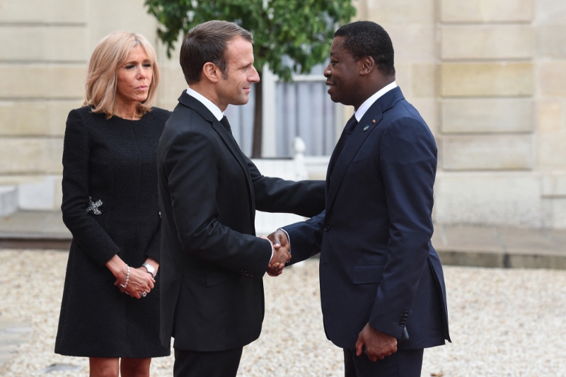 Le président togolais Faure Gnassingbé reçu à l'Elysée en 2019, par son homologue Emmanuel Macron et son épouse Brigitte Macron.