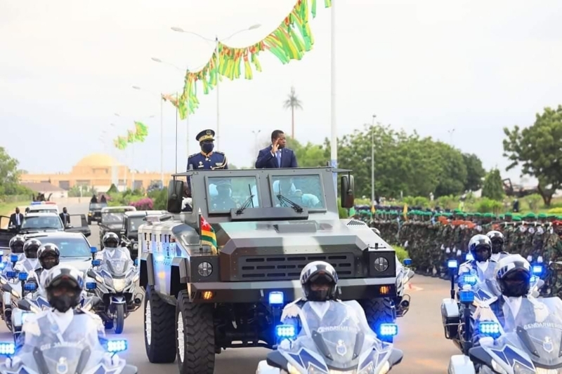 Le président togolais Faure Gnassingbé à bord d'un nouveau Mamba Mk7 pour le défilé de la fête nationale.
