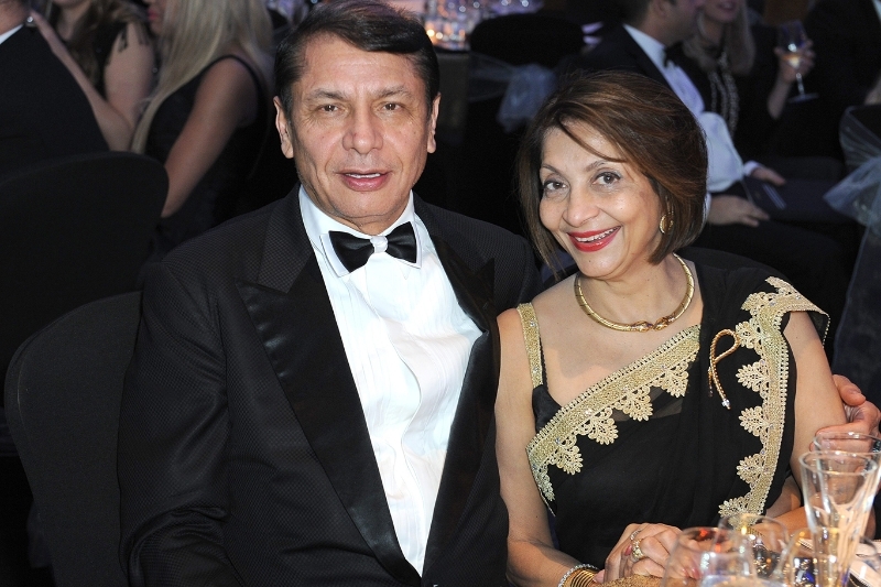 Mahesh Patel en compagnie de sa femme, Rashmi.
