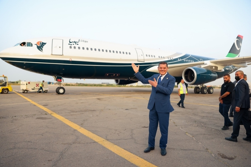 Le premier ministre libyen Abdelhamid Dabaiba accueillant le 20 juin 2021 l'Airbus A340