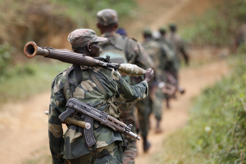 Des militaires de la République démocratique du Congo (FARDC) patrouillent contre les Forces démocratiques alliées (ADF) et les rebelles de l'armée nationale pour la libération de l'Ouganda (NALU) près de Beni, dans la province du Nord-Kivu, le 31 décembre 2013.
