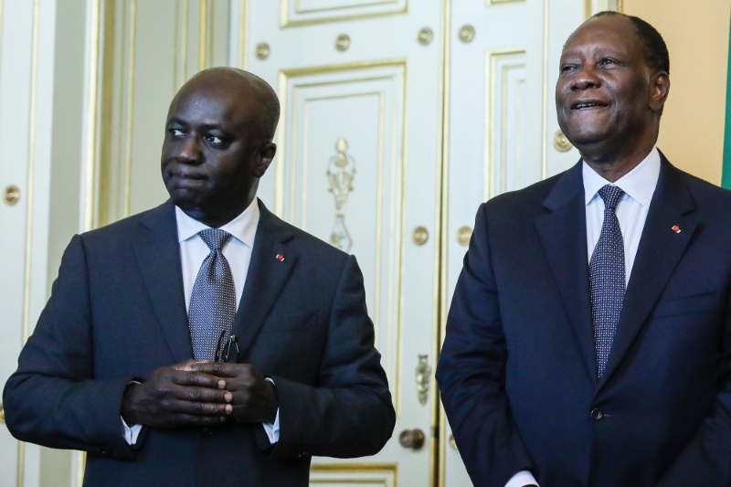 Le président de Côte d'Ivoire Alassane Ouattara (droite) en compagnie de Marcel Amon Tanoh, alors ministre des affaires étrangères, en 2017.
