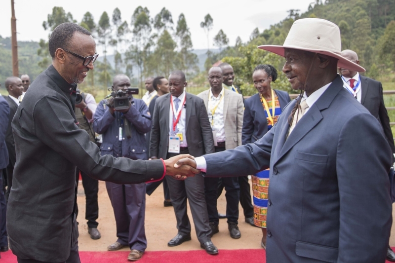 Le président rwandais Paul Kagame (à gauche) et son homologue ougandais Yoweri Museveni.