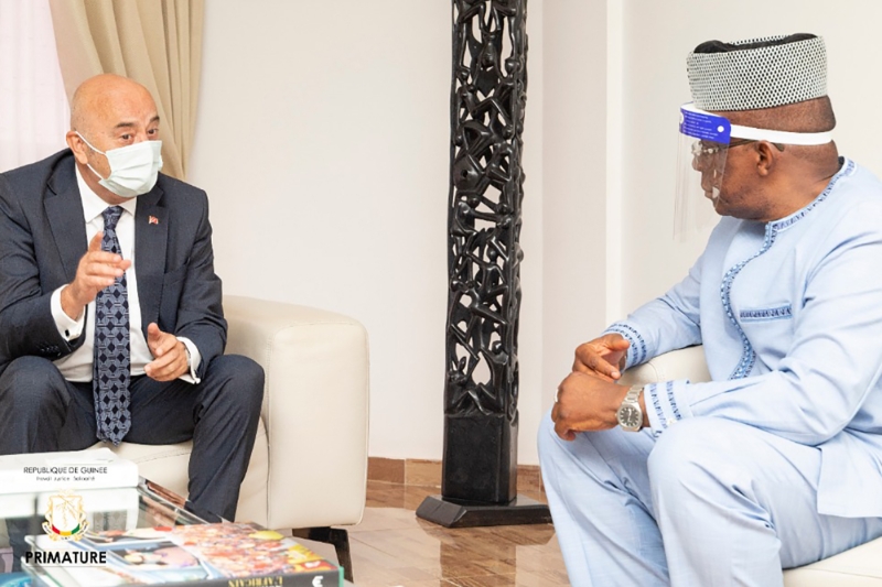 L'ambassadeur turc en Guinée Volkan Türk Vural (à gauche) lors d'une rencontre avec le premier ministre guinéen Ibrahima Kassory Fofana le 21 avril 2021.