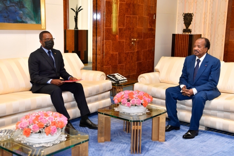 Le président camerounais Paul Biya (à droite) a reçu le 13 septembre 2021 le ministre du pétrole équatoguinéen Gabriel Obiang Lima à Yaoundé.