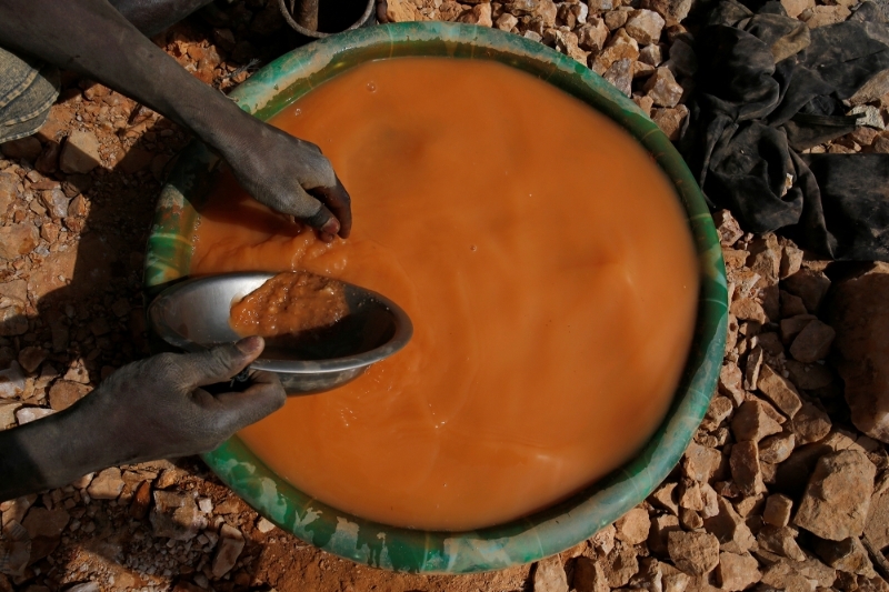 Un mineur artisanal cherche de l'or dans une mine non autorisée près de la ville de Doropo, en Côte d'Ivoire.