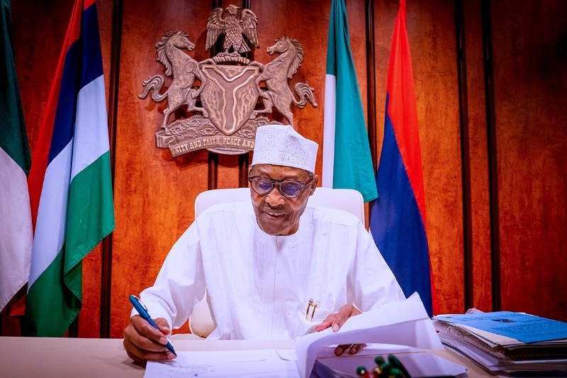 Le président nigérian Muhammadu Buhari lors de la signature de la Petroleum Industry Bill, à Abuja.