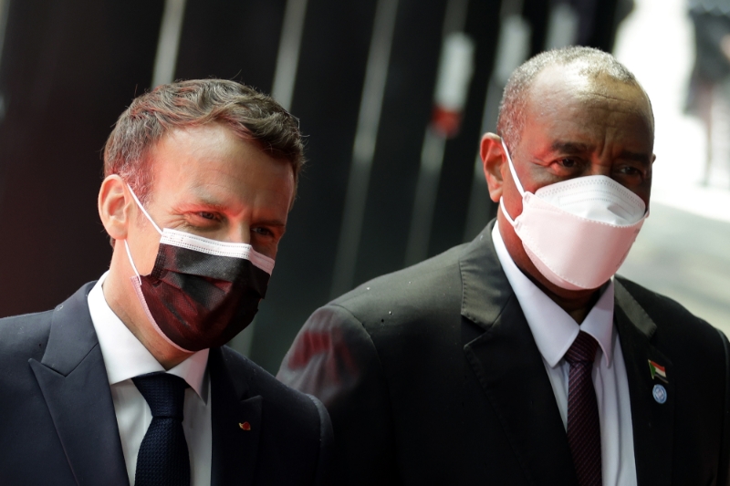 Le président français Emmanuel Macron (à gauche) et le président du conseil de souveraineté soudanais Abel Fattah al-Burhan.