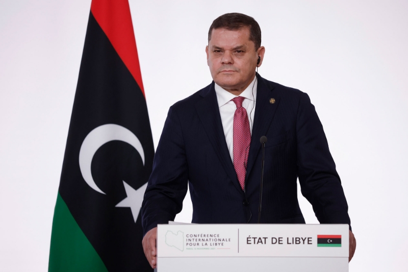 Le premier ministre Abdelhamid Dabaiba lors d'une conférence de presse à l'issue de la Conférence internationale sur la Libye La Maison de la chimie à Paris, le 12 novembre 2021.