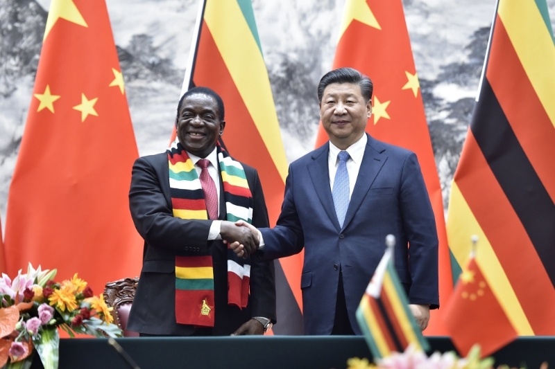 Le président du Zimbabwe Emmerson Mnangagwa et son homologue chinois Xi Jinping, lors de la première visite du chef d'Etat africain en Chine le 3 avril 2018.