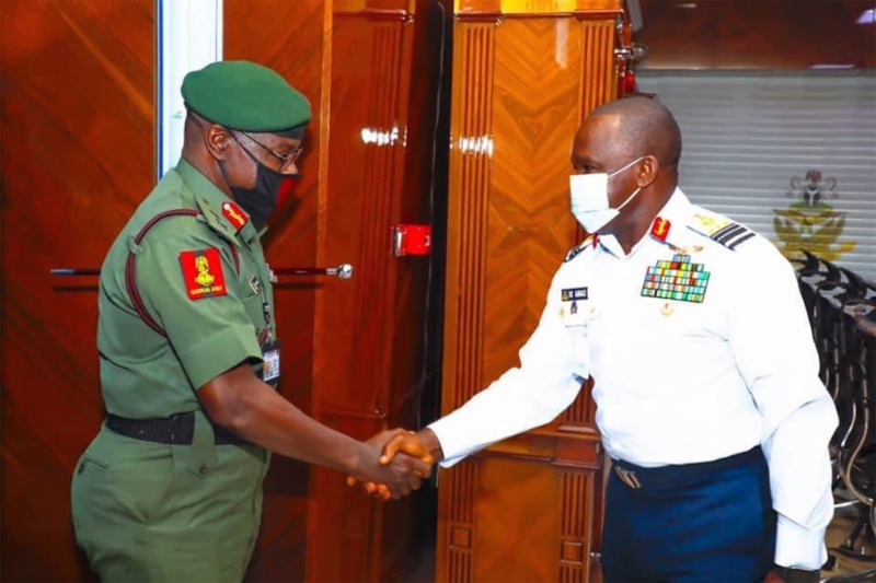 Le commandant de l'armée de terre Faruk Yahaya, lors d'une visite de courtoisie au chef de l'armée de l'air Isiaka Oladayo Amao le 2 juin 2021.