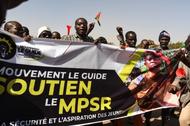 Des personnes se rassemblent en soutien au coup d'Etat qui a chassé du pouvoir le président Roch Marc Christian Kaboré au Burkina Faso, à Ouagadougou le 25 janvier 2022.
