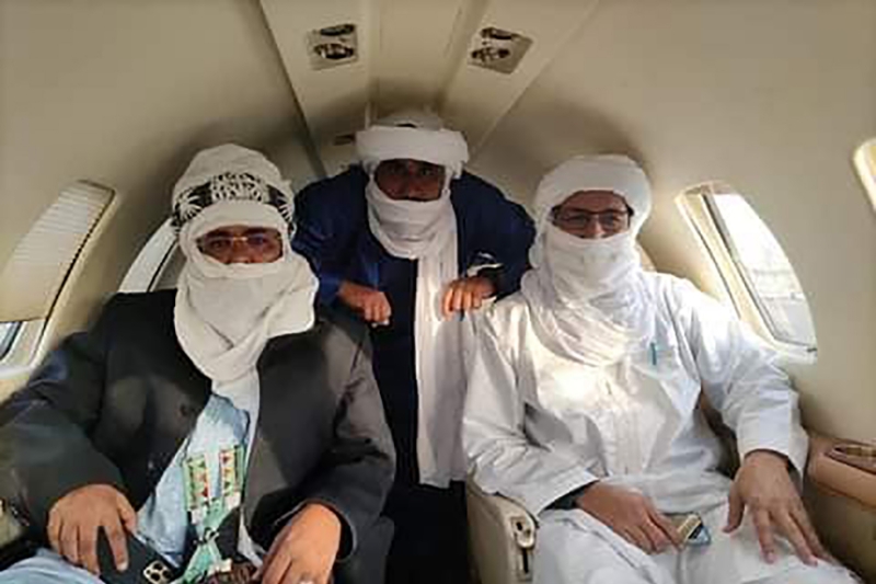 Les leaders touaregs maliens Fahad Ag Almahmoud, Moussa Ag Acharatoumane et Bilal Ag Acherif dans un jet à destination de Rome le 30 janvier 2021.