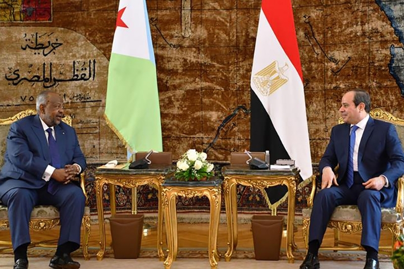 Le président égyptien Abdelfattah al-Sissi (à droite) a accueilli le 7 février 2022 au Caire son homologue djiboutien Ismaïl Omar Guelleh (IOG).