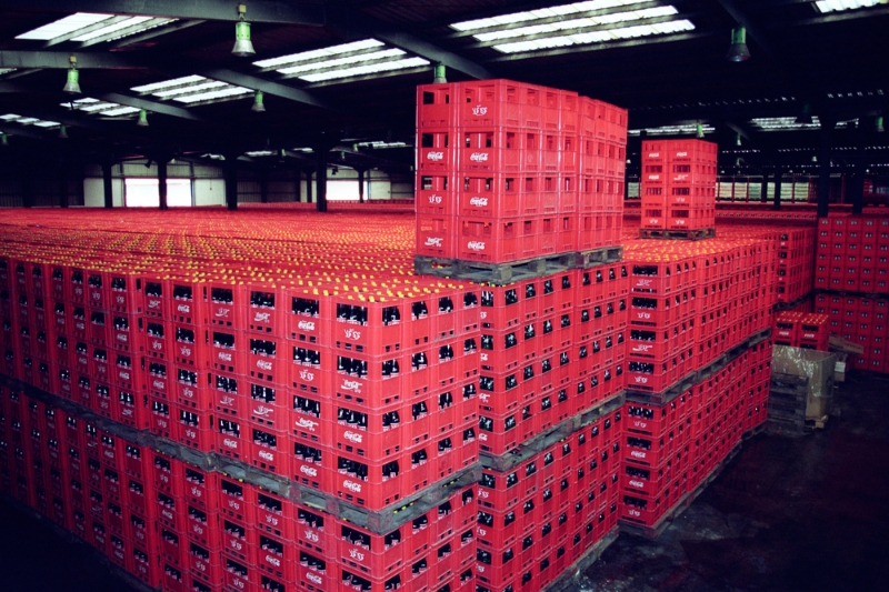 Des cageots empilés dans une usine d'embouteillage de Coca-Cola à Alger, Algérie (2000).