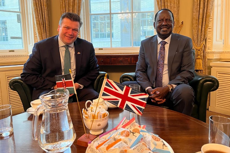 Le candidat à la présidentielle kenyane Raila Odinga au Royaume-Uni le 15 mars 2022, ici en compagnie du ministre de la défense britannique James Heappey (à gauche).