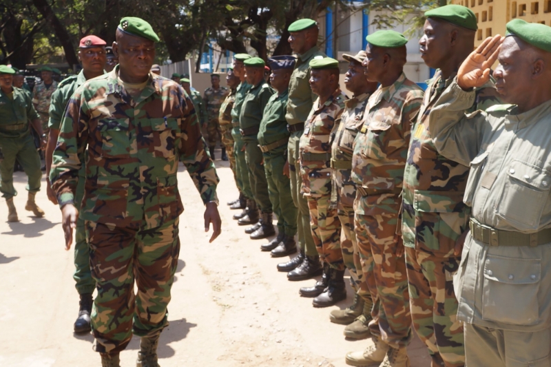 Le chef d'état-major général des armées, Namory Traoré, passe en revue la gendarmerie nationale guinéenne.