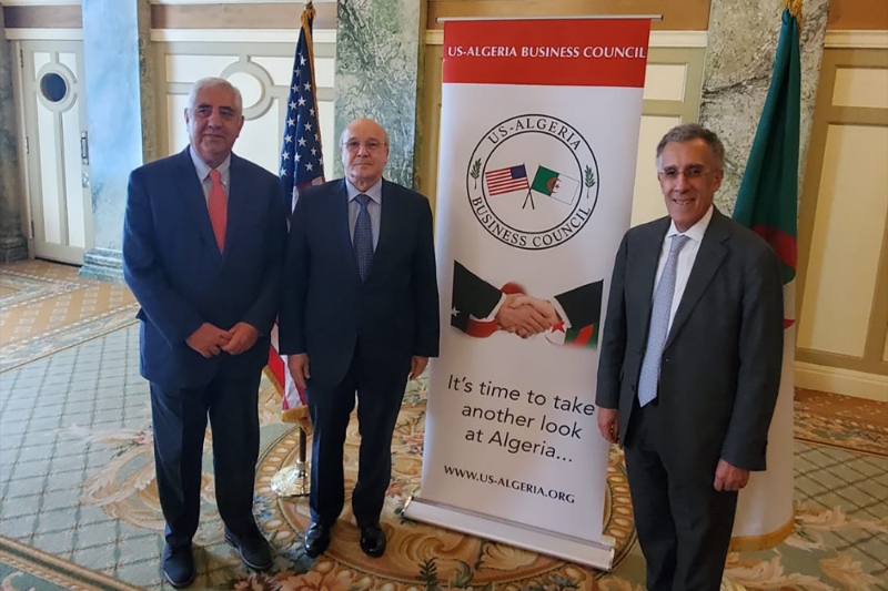 Yunus Dogan, président de l'US-Algeria Business Council (USABC), en compagnie d'Ahmed Boutache, ambassadeur d'Algérie aux Etats-Unis et d'Ismail Chikhoine, le directeur de l'USABC, le 4 mars 2022. (de gauche à droite)