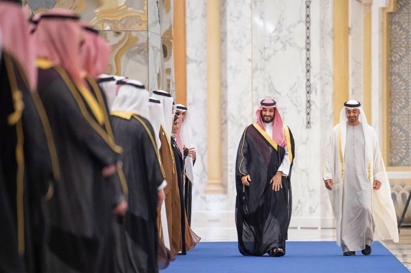 Le prince héritier saoudien Mohammed bin Salman (MbS) et son homologue émirati Mohammed bin Zayed al-Nahyan (MbZ), à Abou Dhabi, le 8 décembre 2021.