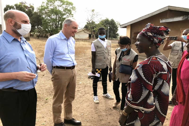 Au centre, David McIlroy, ambassadeur du Royaume-Uni en Guinée, en visite à Beindou, dans le centre du pays.