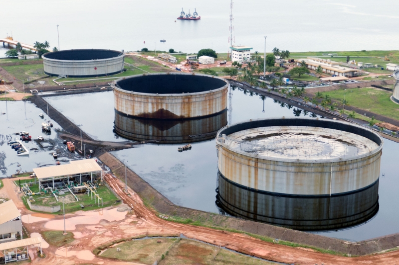 Les cuves de stockage du terminal pétrolier du Cap Lopez, au Gabon, entourées d'une mare de brut.