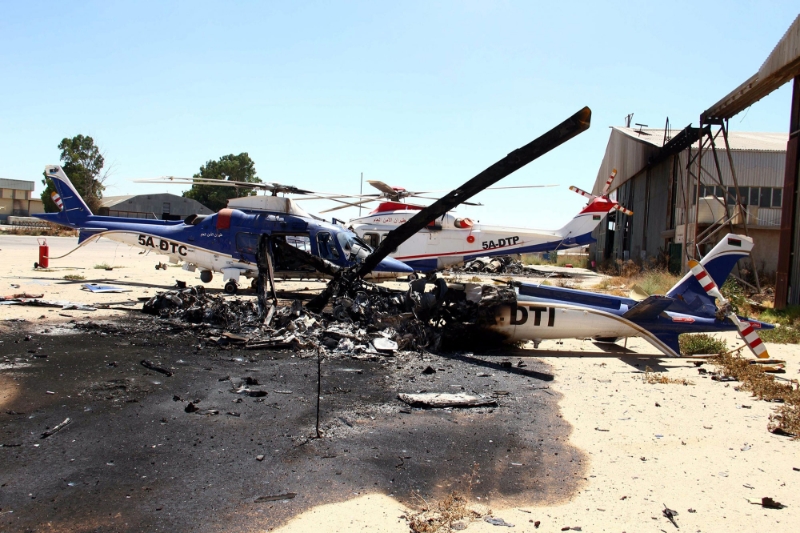 Des hélicoptères endommagés à l'aéroport international de Tripoli, en Libye, le 16 juillet 2014.