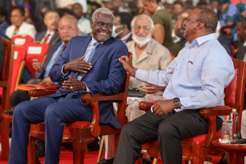 Le président de la commission de l'Union Africaine Moussa Faki Mahamat (à gauche) et le président kenyan Uhuru Kenyatta lors de l'ouverture du 9e sommet Africités à Kisumu, le 17 mai 2022.