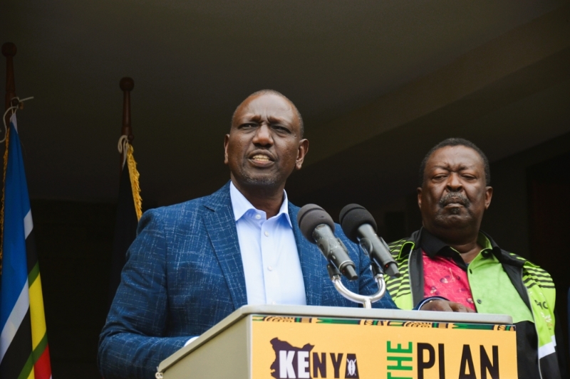 Le nouveau président kenyan William Ruto en compagnie du chef du parti Amani National Congress (ANC), Musalia Mudavadi (à droite).