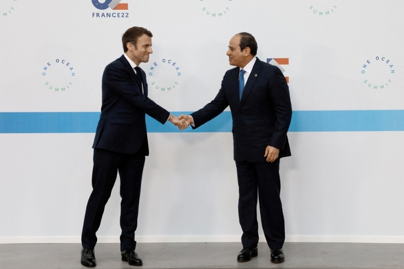 Le président français Emmanuel Macron accueille le président égyptien Abdelfattah al-Sissi au One Ocean Summit, à Brest, le 11 février 2022.