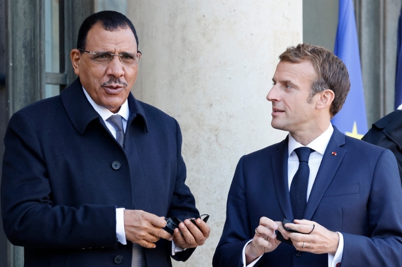 Le président nigérien Mohamed Bazoum et le président français Emmanuel Macron à l'Elysée, le 12 novembre 2021.