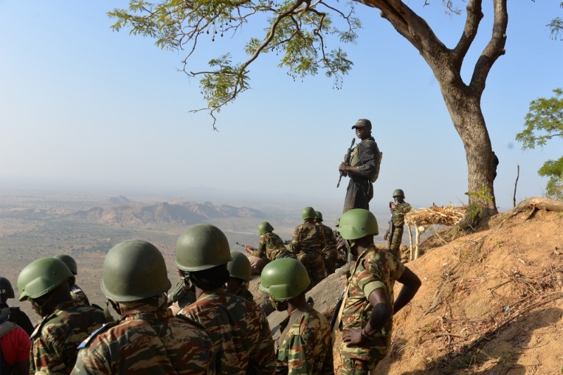 Une patrouille de l'armée camerounaise, près de Mabass, dans le nord du pays, en février 2015.