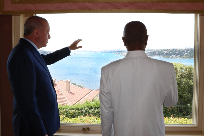 Le président turc Recep Tayyip Erdogan aux côtés de l'ancien président de la Guinée, Alpha Condé, le 14 août 2021, à la Vahdettin Mansion à Istanbul.