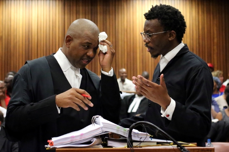L'avocat Tembeka Ngcukaitobi (à droite) discute avec son confrère Dali Mpofu (à gauche) durant le procès concernant des interférences politiques d'amis du président Jacob Zuma, le 2 novembre 2016.