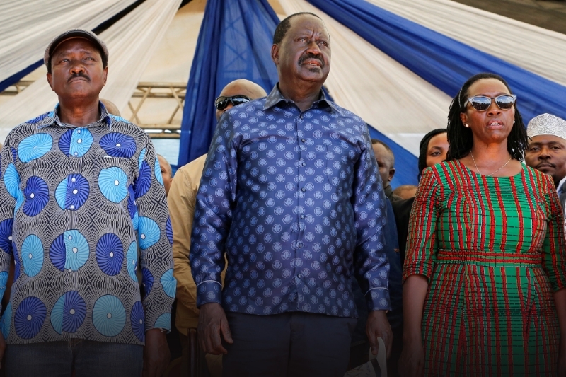 Raila Odinga avec son ancienne colistière, Martha Karua et l'ancien vice-président Kalonzo Musyoka, à Nairobi, le 7 décembre 2022.