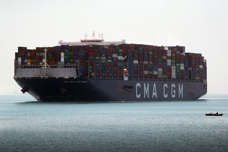 Un porte-conteneurs CMA CGM passe le canal de Suez, au large d'Ismaïlia (Egypte).